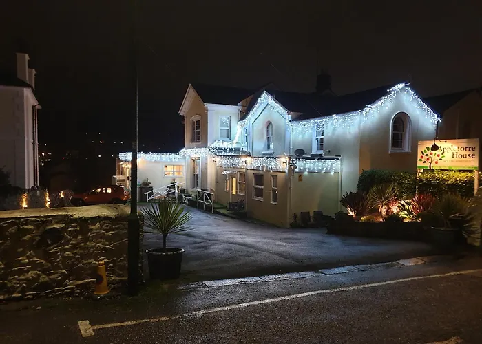 Appletorre House Holiday Flats - Pet Friendly And Private Parking